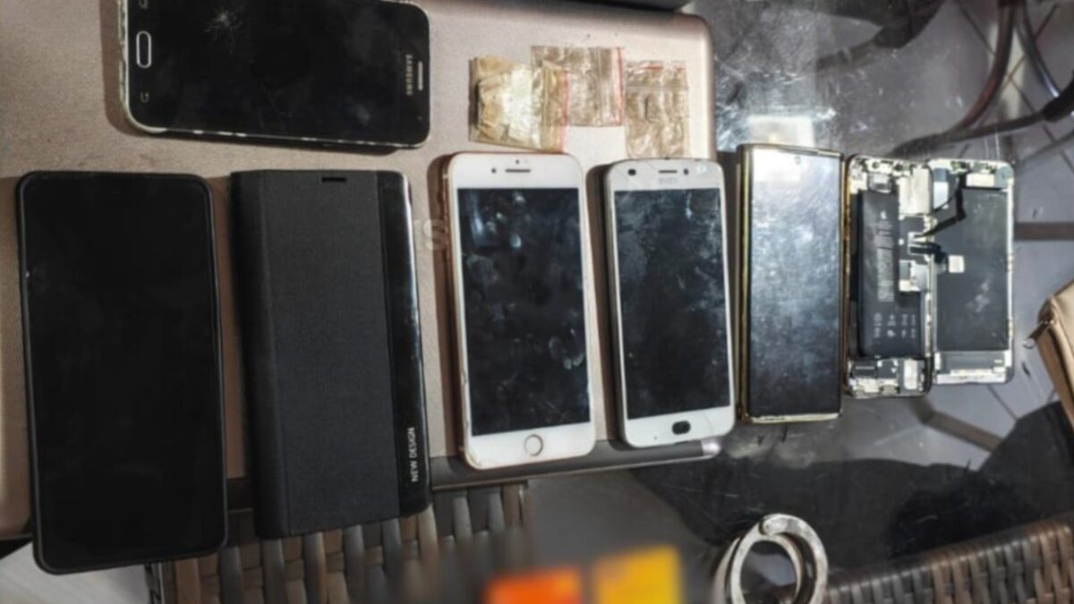Durante o cumprimento dos mandados de busca e apreensão, os policiais apreenderam dispositivos eletrônicos, máquinas de cartão e chips telefônicos com cinco dos investigados