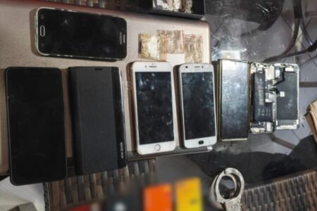 Durante o cumprimento dos mandados de busca e apreensão, os policiais apreenderam dispositivos eletrônicos, máquinas de cartão e chips telefônicos com cinco dos investigados