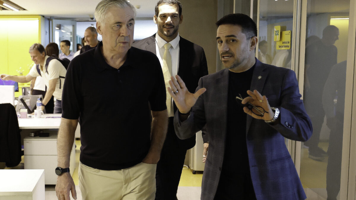 Carlo Ancelotti ao lado de Rodrigo Caetano