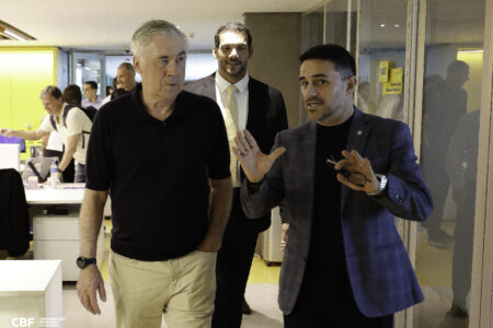 Carlo Ancelotti ao lado de Rodrigo Caetano