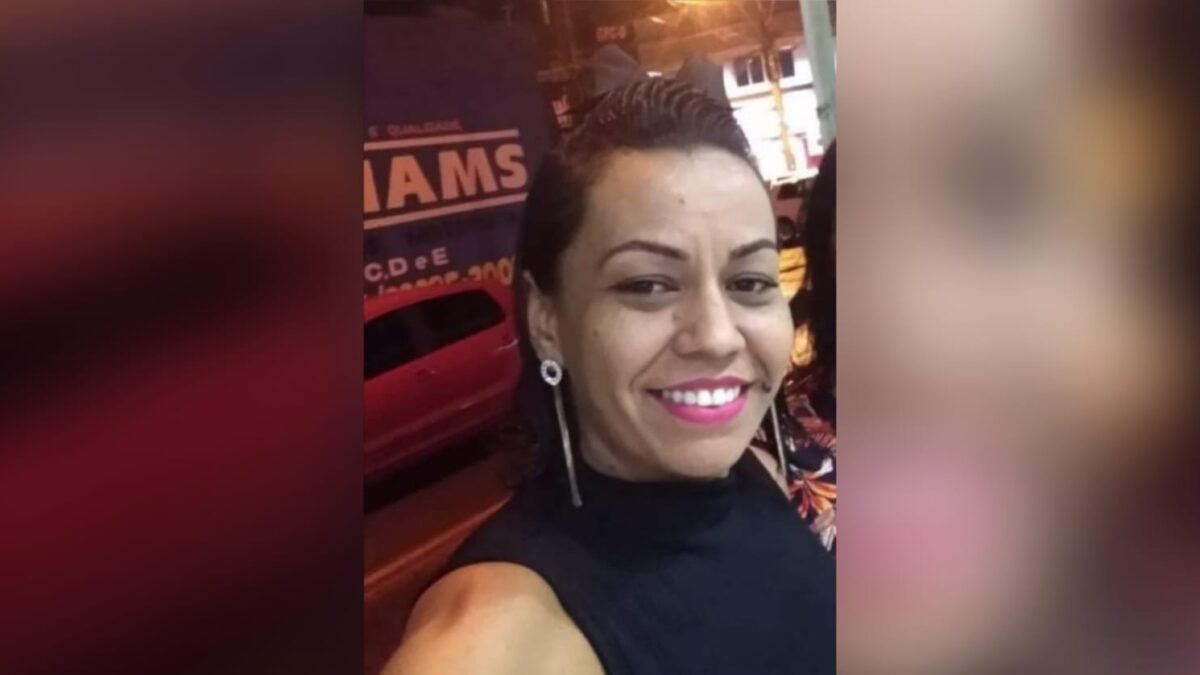 A imagem mostra uma foto da mulher desaparecida