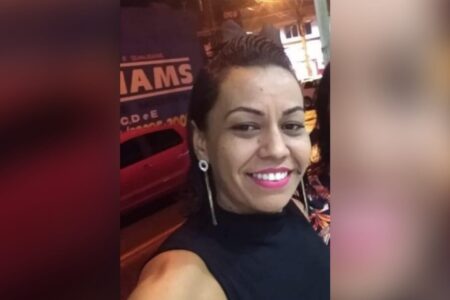 A imagem mostra uma foto da mulher desaparecida