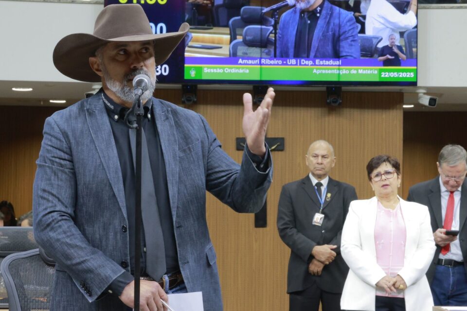 amauri-ribeiro-e-bia-de-lima-ao-fundo