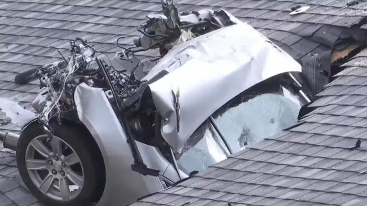 É o segundo acidente do tipo em três meses no local Carro aterrissa no telhado de alojamento nos EUA; vídeo