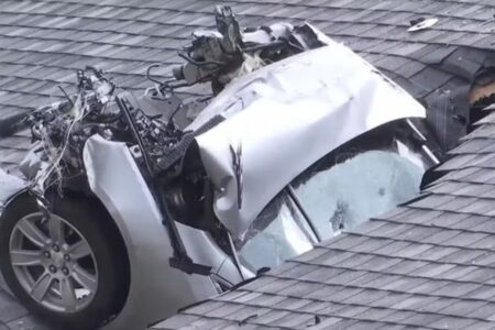 É o segundo acidente do tipo em três meses no local Carro aterrissa no telhado de alojamento nos EUA; vídeo