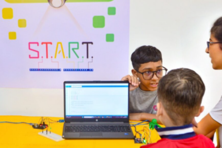 Imagem tirada durante uma aula de robótica da Start