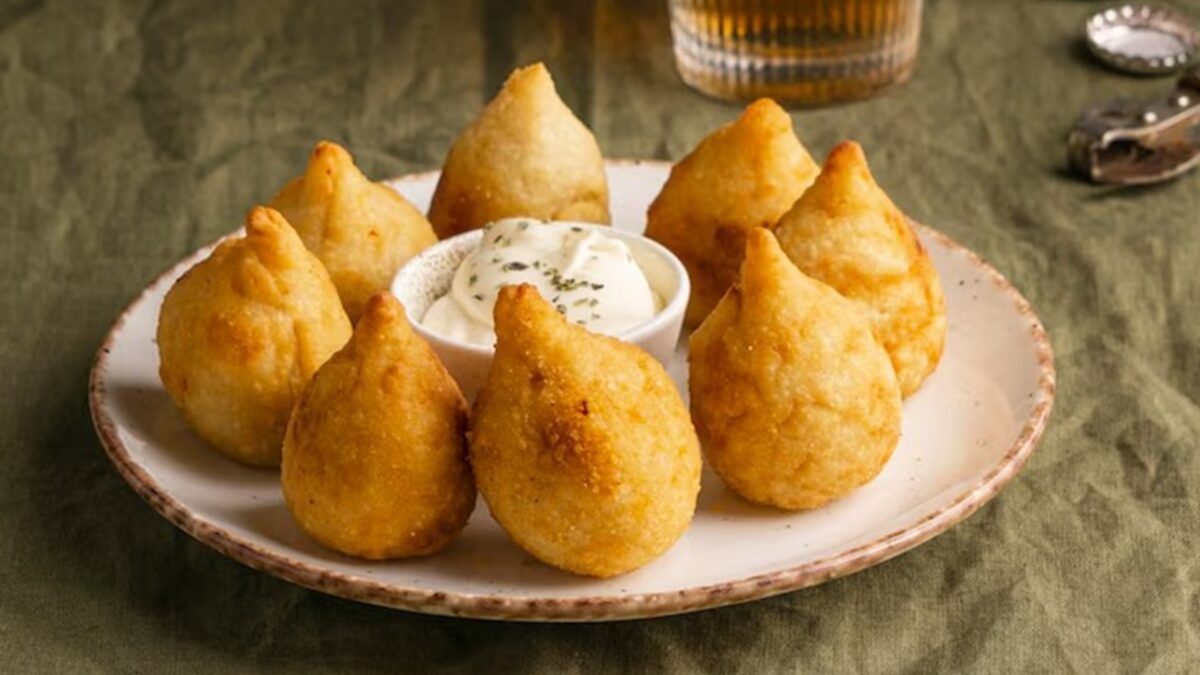 Dia da Coxinha: veja curiosidades sobre o salgado mais amado do Brasil A maior do mundo, versões diferentes, outros nomes