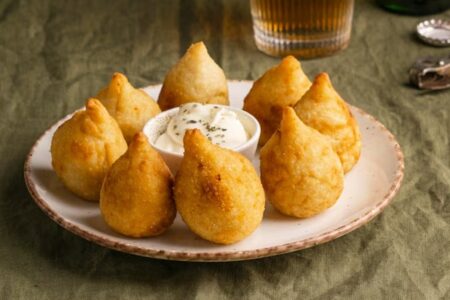 Dia da Coxinha: veja curiosidades sobre o salgado mais amado do Brasil A maior do mundo, versões diferentes, outros nomes