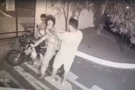 Torcedores espancam homem na frente do filho de três anos