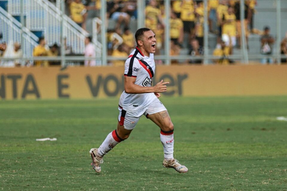 Marcelinho comemora gol pelo Atlético Goianiense