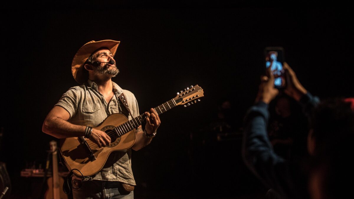 Projeto 'Rock & Raiz' une rock e música caipira em turnê com estreia internacional em Miami