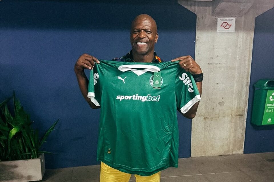 Terry Crews recebe camisa do Palmeiras
