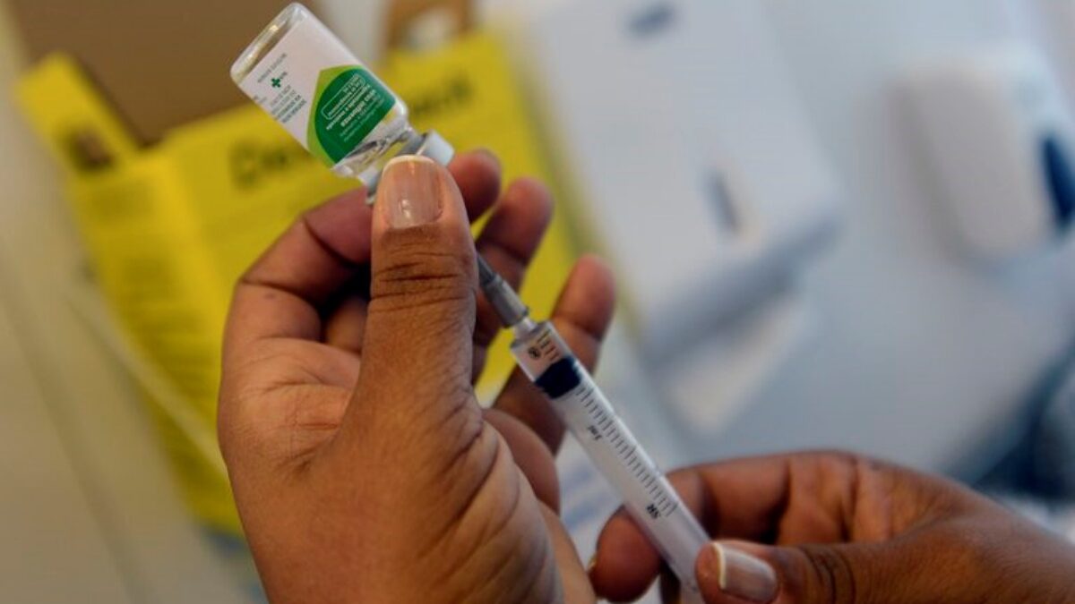 A imagem mostra uma ampola da vacina contra influenza