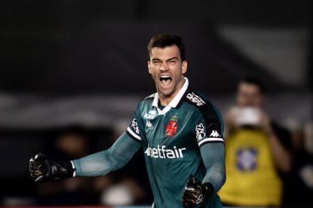 Léo Jardim defende três pênaltis e garante vasco na próxima fase