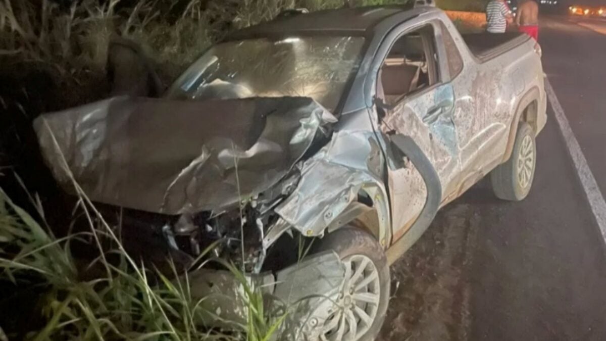 Imagem de um dos carros atingido