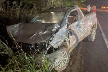 Imagem de um dos carros atingido