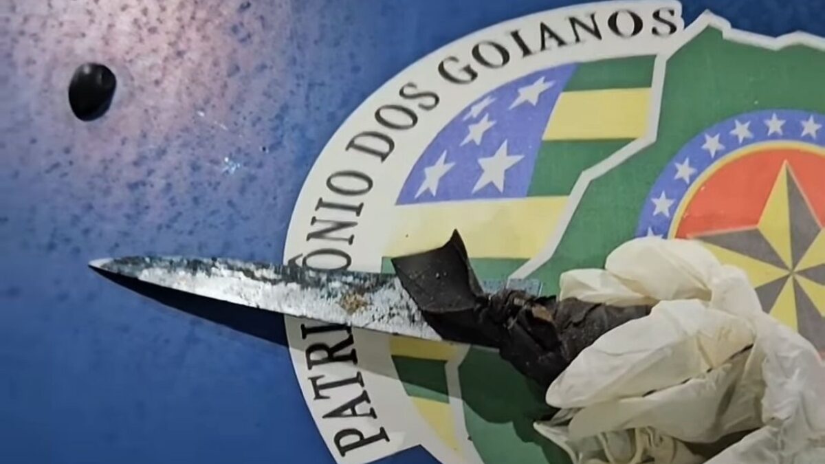 A imagem mostra uma das facas usadas na briga