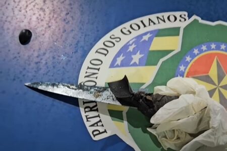 A imagem mostra uma das facas usadas na briga