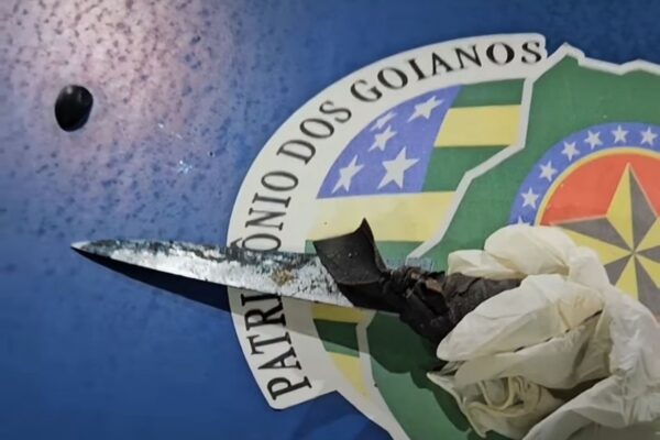 A imagem mostra uma das facas usadas na briga