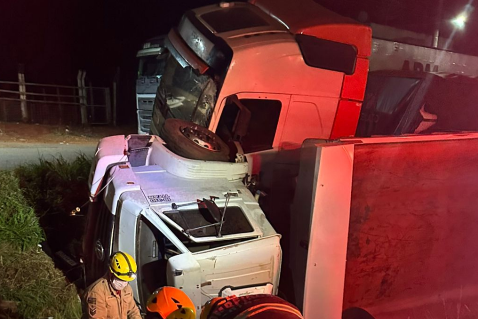 Jovem fica ferido após acidente envolvendo dois caminhões na BR-153, em Morrinhos