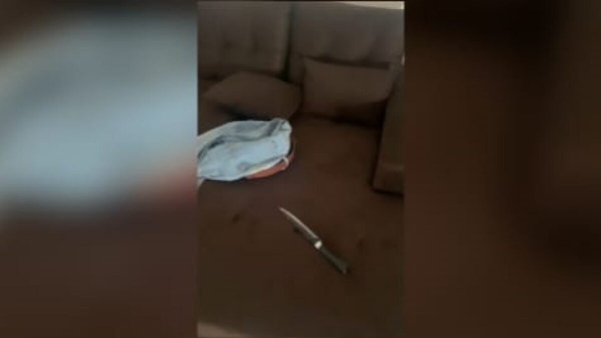 A imagem mostra a faca com a qual a vítima foi ameaçada