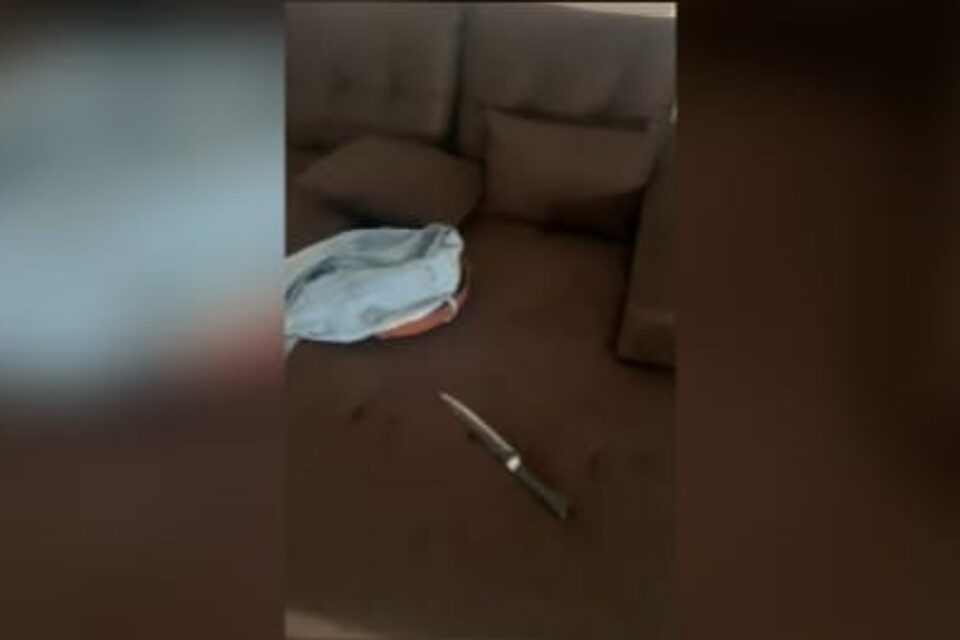 A imagem mostra a faca com a qual a vítima foi ameaçada