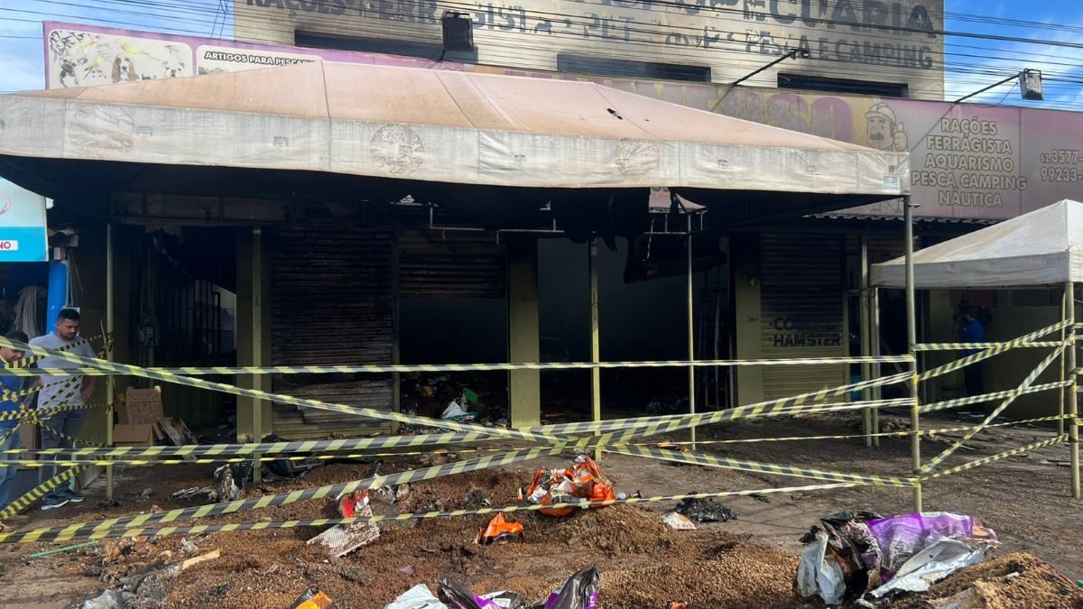 Loja destruída por incêndio (Foto: Reprodução)