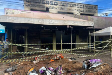 Loja destruída por incêndio (Foto: Reprodução)