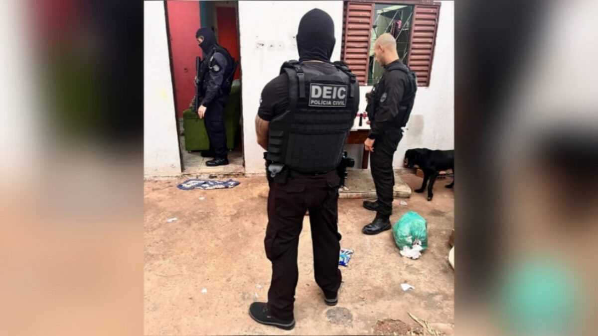Imagens dos investigadores durante o cumprimento do mandado