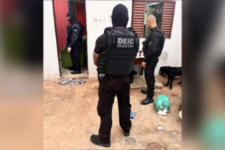 Imagens dos investigadores durante o cumprimento do mandado