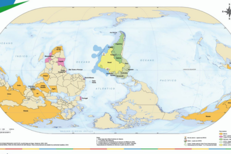 Imagem do mapa múndi de cabeça pra baixo, com Brasil no centro
