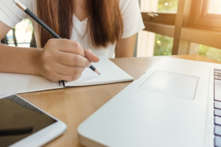 Imagem de uma pessoa estudando