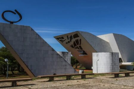 Casal é filmado transando no Panteão da Pátria, em Brasília Vídeo mostra homem e mulher seminus; viva a democracia