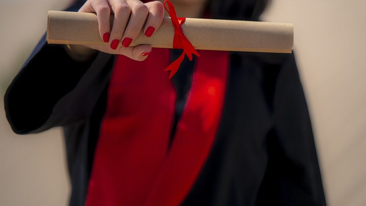 Justiça condena faculdade de Aparecida por demorar mais de 3 anos para entregar diploma
