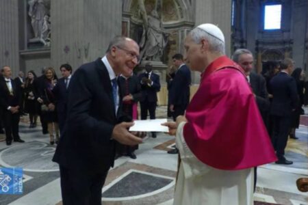 Vice-presidente Geraldo Alckmin entrega carta ao papa Leão XIV (Foto: VaticanNews)