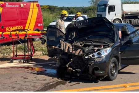 Acidente deixa casal ferido na GO-330 entre Pires do Rio e Urutaí