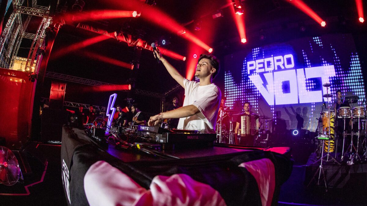 DJ Pedro Volt leva seu set exclusivo para camarote na Pecuária de Goiânia