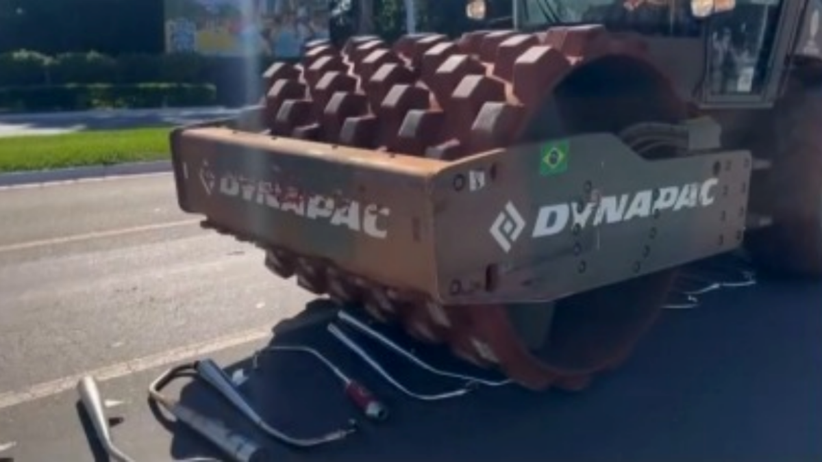 A imagem mostra a máquina passando por cima dos escapamentos