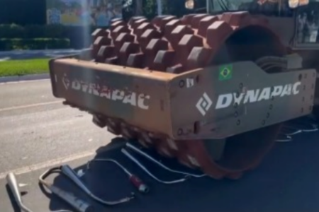 A imagem mostra a máquina passando por cima dos escapamentos