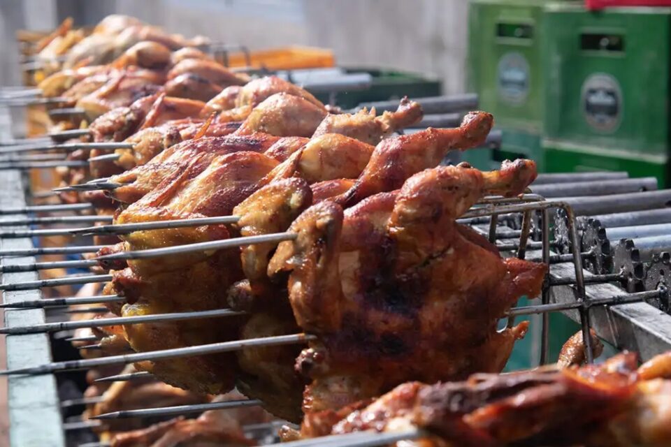 Após China e UE, Argentina suspende compra de aves e subprodutos após caso de gripe aviária no RS