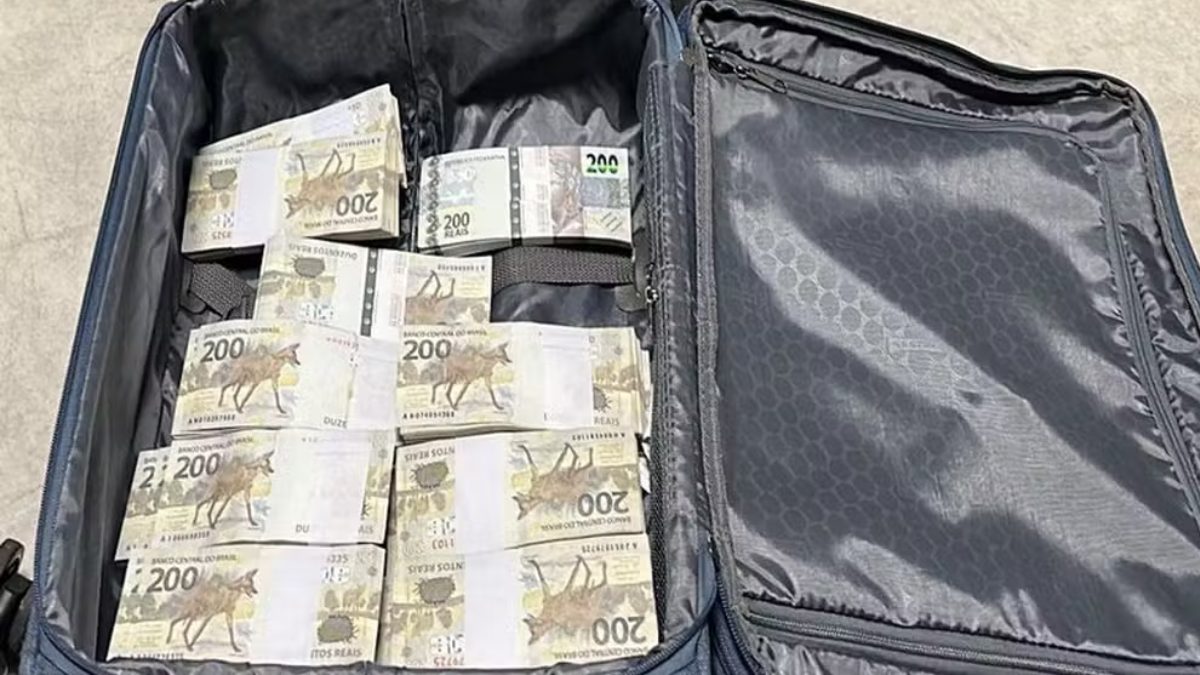 Homens presos com 1,2 milhão dentro de mala (Foto: PF)