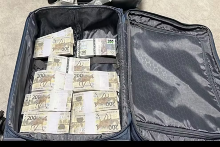 Homens presos com 1,2 milhão dentro de mala (Foto: PF)