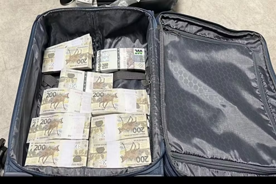 Homens presos com 1,2 milhão dentro de mala (Foto: PF)