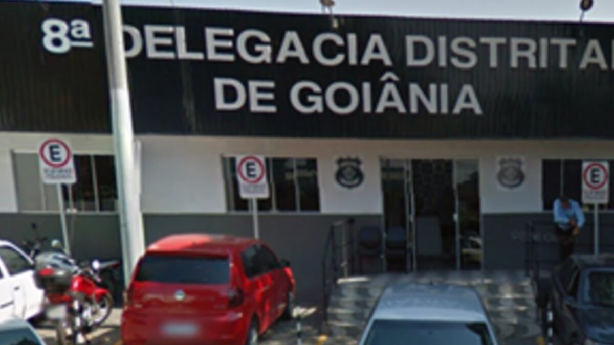 Mulher é presa por extorquir e agredir idoso em Goiânia