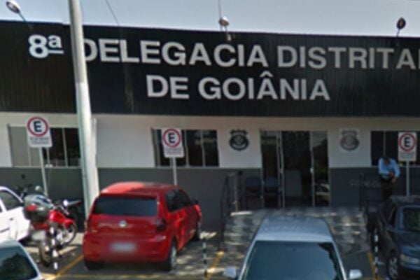 Mulher é presa por extorquir e agredir idoso em Goiânia