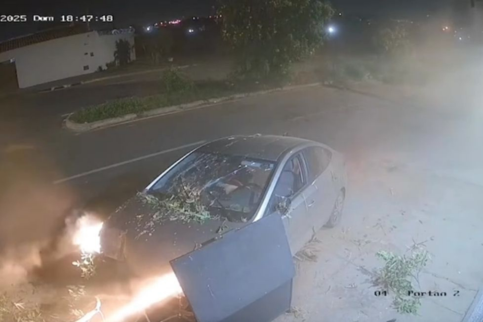 Motorista morre após perder o controle do veículo que dirigia e bater em duas árvores em Aparecida