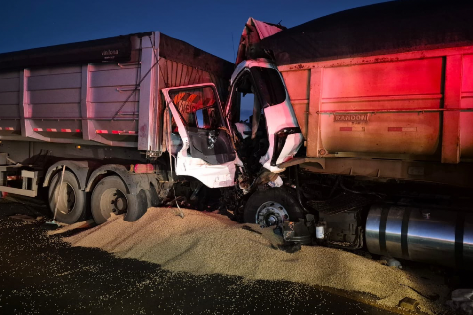 Motorista morre após grave acidente envolvendo dois caminhões na BR-153