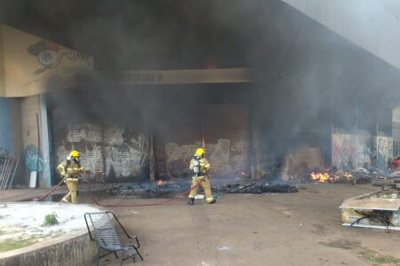 Bombeiros combatem incêndio no Ginásio de Esportes de Campinas, em Goiânia