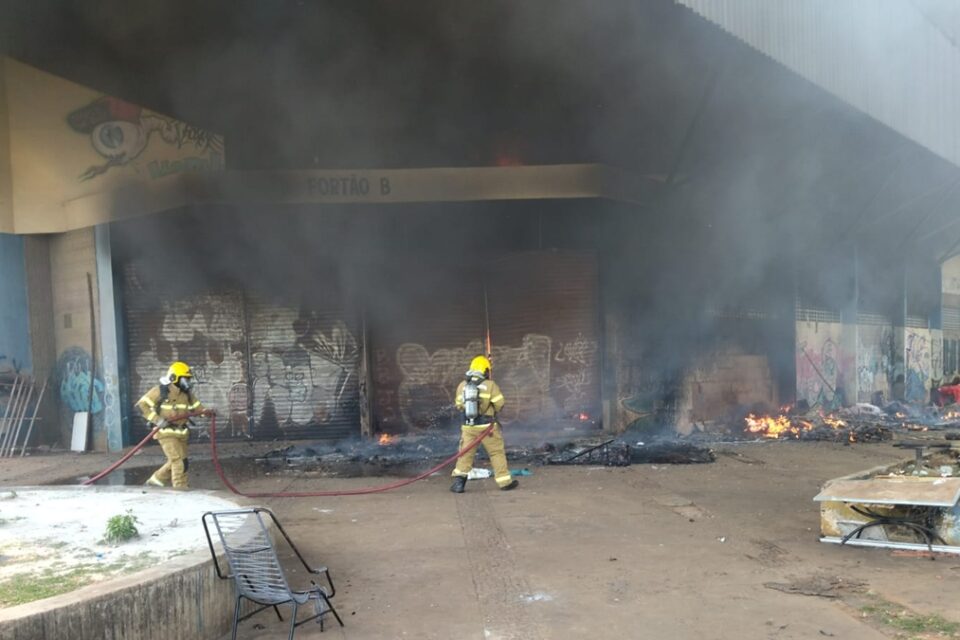 Bombeiros combatem incêndio no Ginásio de Esportes de Campinas, em Goiânia
