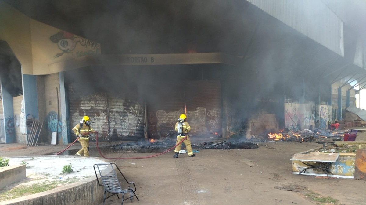 Bombeiros combatem incêndio no Ginásio de Esportes de Campinas, em Goiânia
